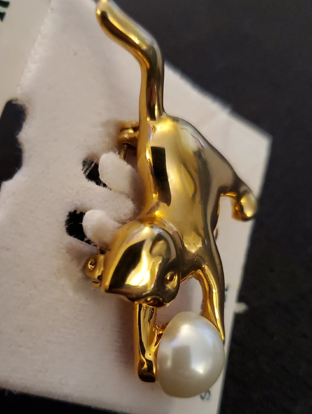 Vinatge Sarah Coventry Gold Cat Brooch with Pearl Ball New On Original Card